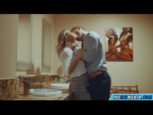 ❤️ Бүкіл аққұба сізді қоғамдық дәретханада азғырғанда ❤ Қатты порно бойынша бізде ❤